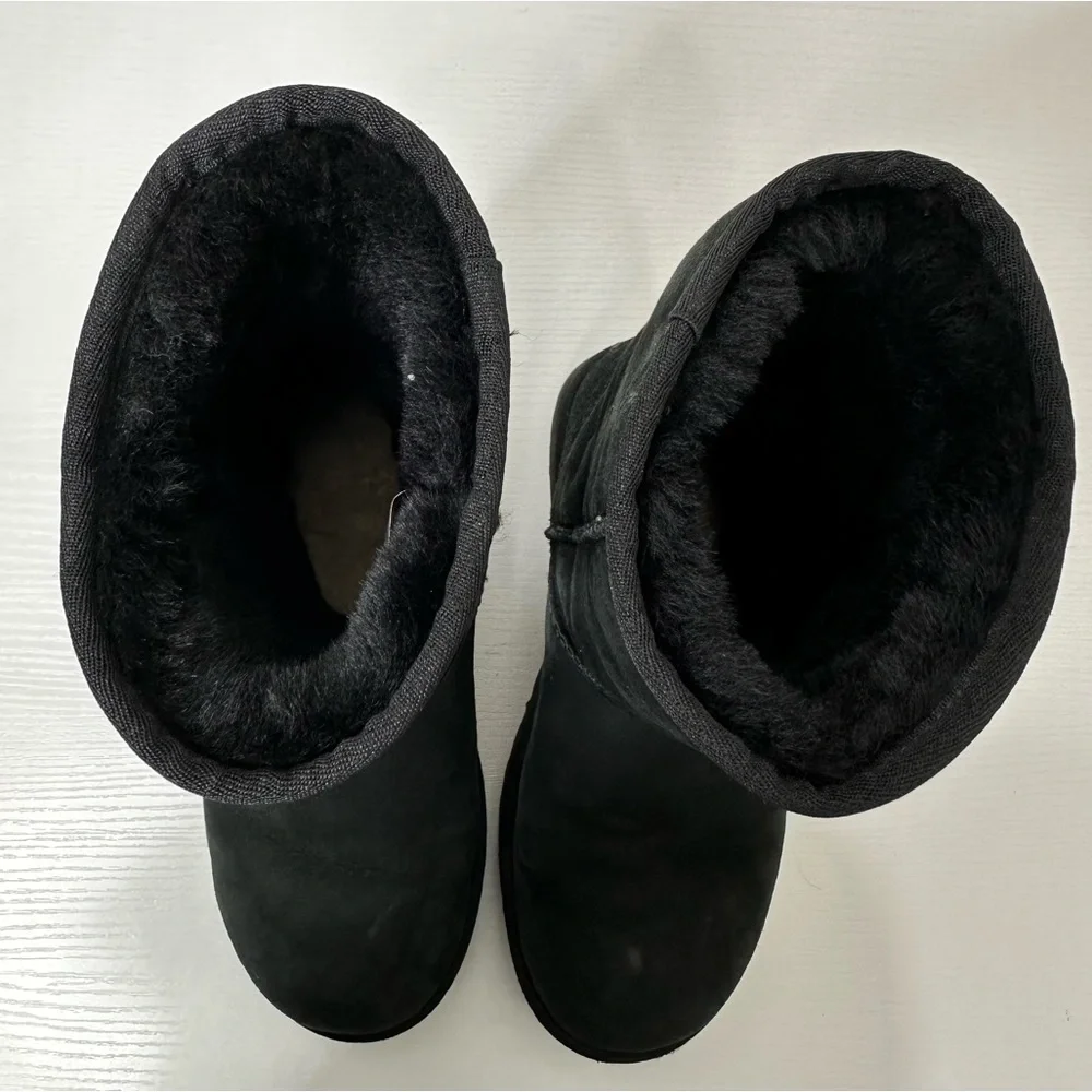 UGG Women’s Classic Short II Size 8
